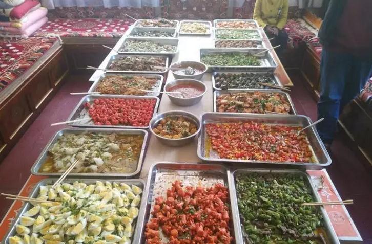 西藏圣凈環(huán)保服務(wù)有限公司亞?wèn)|分公司全體職工共渡歡樂林卡